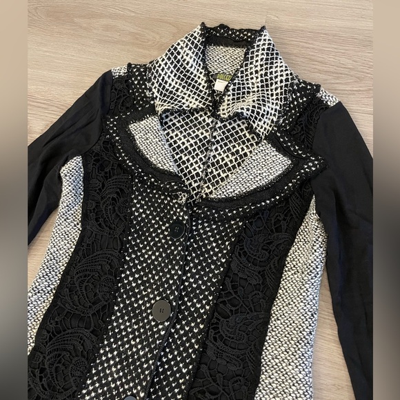 DOLCEZZA Black & White Knit Long Tunic Cardigan with awesome Ruffled Collar! - Picture 6 of 12